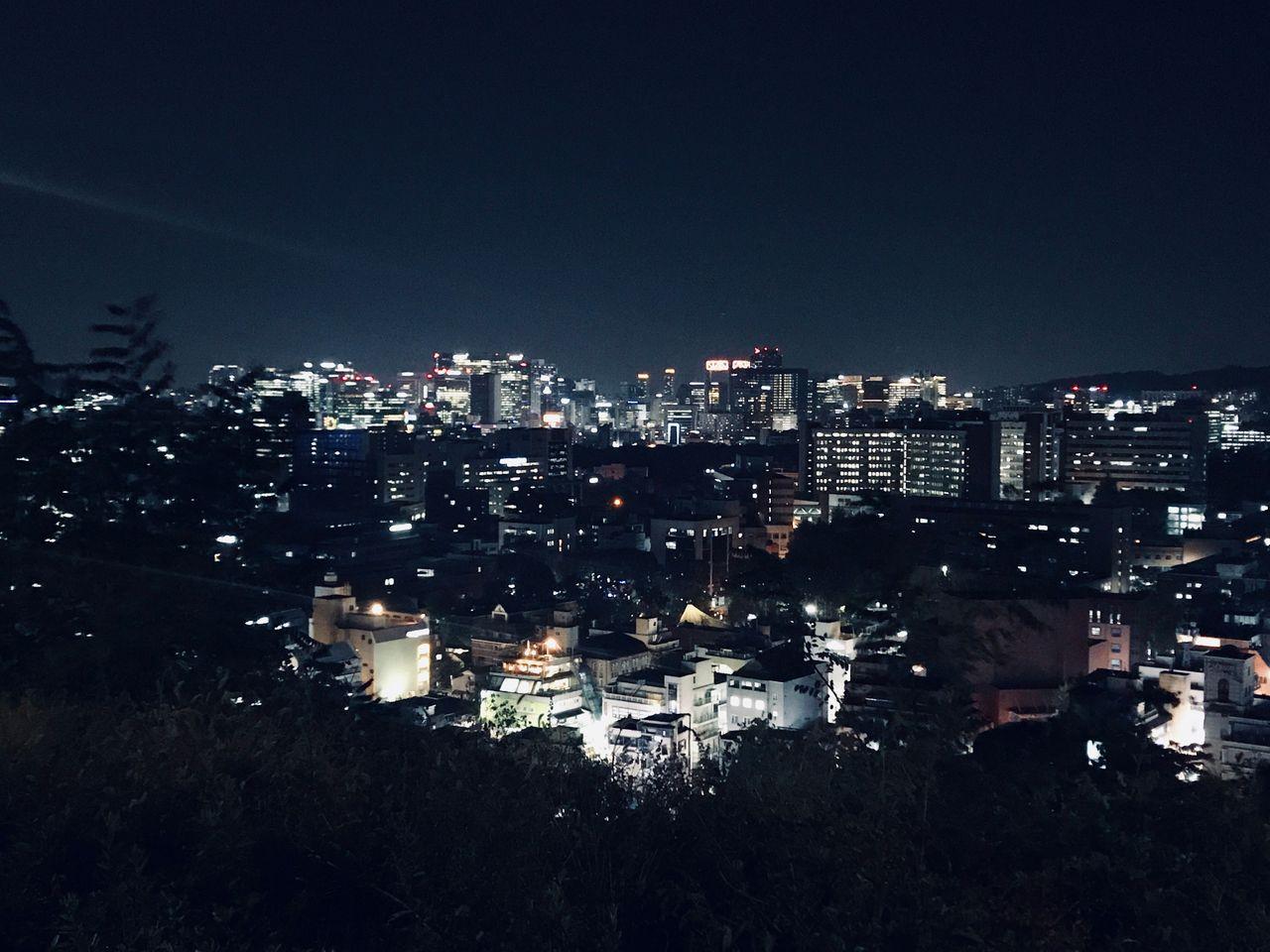 骆山公园宁静的城墙与明亮的月色，营造出浪漫的夜间步行体验。